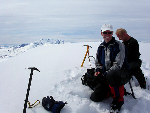 19.06.2005 - Erling og Erik på toppen av Skeie (2118). Bak til venstre ses Hurrungane.