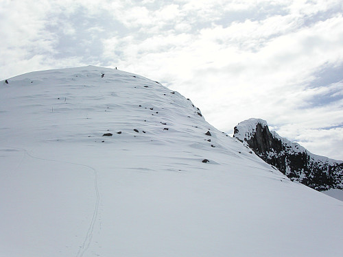 19.06.2005 - De tre andre i mitt turfølge kan ses på vei opp mot Veslebjørn Nord/Bjørnungen (2110). Bak til høyre er Veslebjørn (2150).