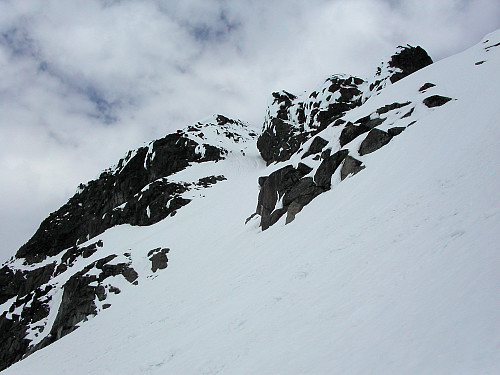 19.06.2005 - Midt i bildet kan Erik og Roger ses høyt oppe i renna i vestsiden på Sokse (2189).