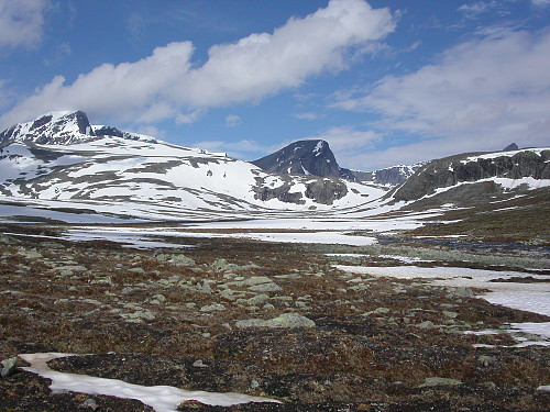 02.07.2005 - Helt til venstre er Storstygge-Svånåtinden (2209). Midt i bildet er Bruri (2001).