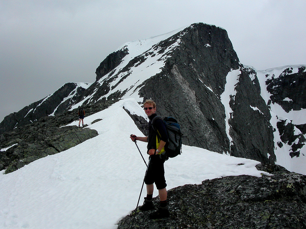 02.07.2005 - Hans Petter og Trine (noe lenger bak til venstre) er klare for å gyve løs på Storstygge-Svånåtinden (2209).