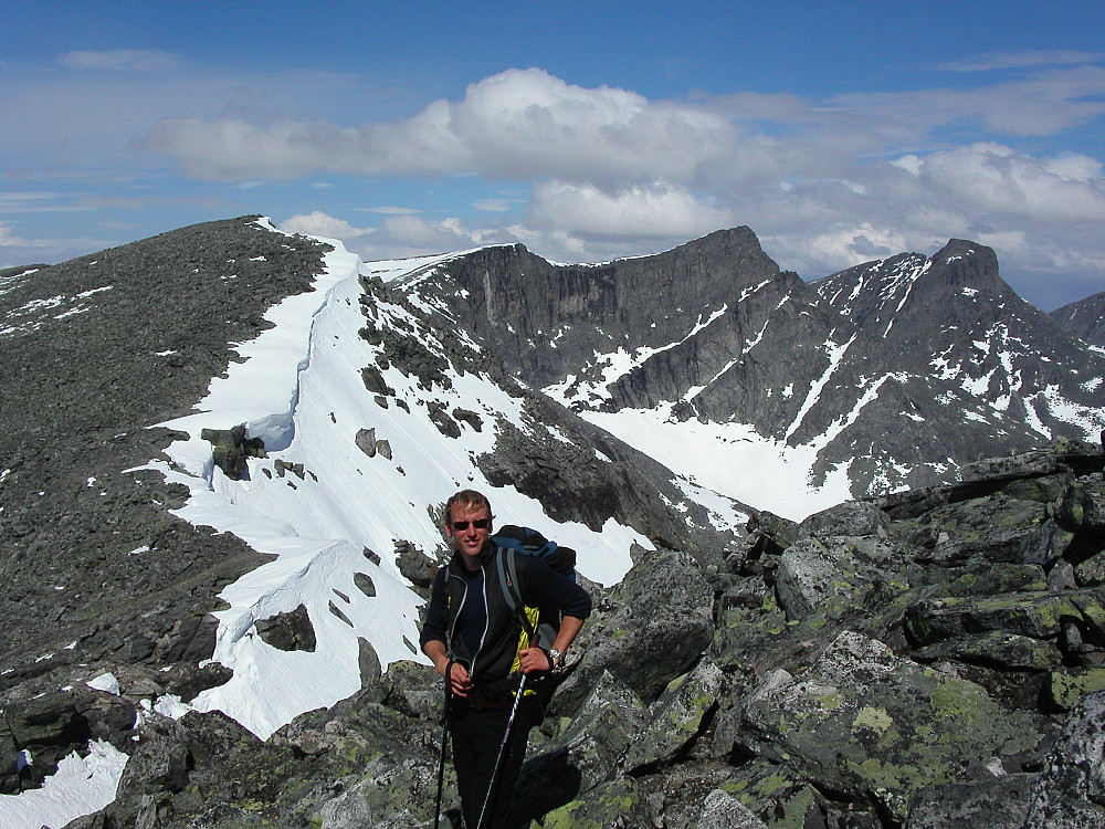 02.07.2005 - Herfra ble det stort sett bar rygg å gå på. Nærmest og lengst til venstre er Nørdre Svånåtinden (2004). Til høyre for den: Vestre Langvasstinden (2046) og Store Langvasstinden (2085). Lengst til høyre er Larstinden (2106).