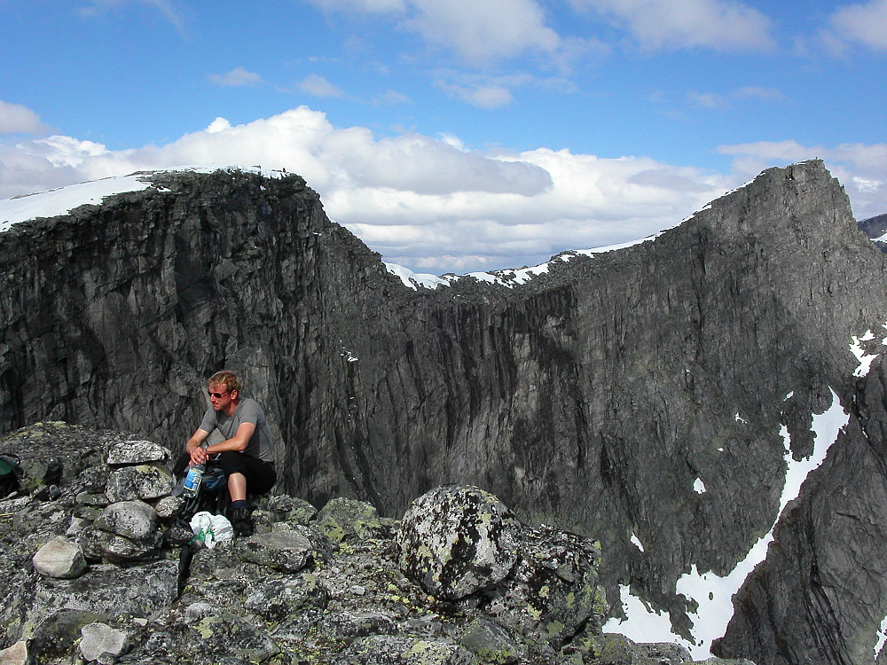 02.07.2005 - Hans Petter på Langvasstinden V2 (2025). Bak, rett over han, er Vestre Langvasstinden (2046). Helt til høyre ses Store Langvasstinden (2085).