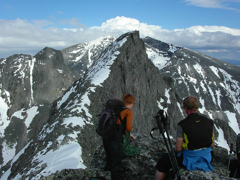 02.07.2005 - Vi er på Vestre Langvasstinden (2046) og gjør klar en taustump for nedfiring fra den loddrette hammeren mot Store Langvasstinden (2085), som er i bakgrunnen midt i bildet. Lenger bak til venstre ses Larstinden (2106), mens Snøhetta er bakerst midt i bildet, delvis bakenfor Store Langvasstinden (2085).