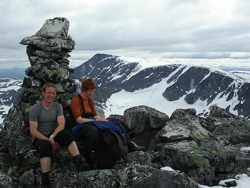 02.07.2005 - Hans Petter og Trine ved toppvarden på Store Langvasstinden (2085). Bak ses den langt mer massive Storstygge-Svånåtinden (2209).