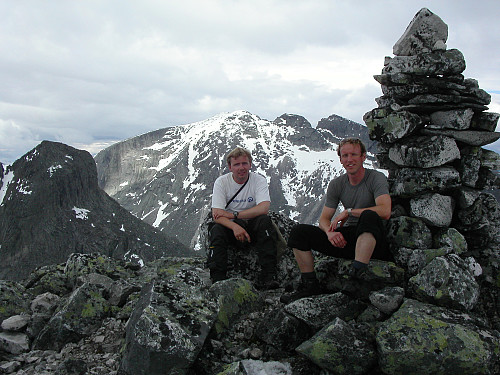 02.07.2005 - På toppen av Store Langvasstinden (2085). Lengst til venstre i bakgrunnen er Larstinden (2106). Bakerst midt i bildet ses toppene på Snøhetta-massivet.