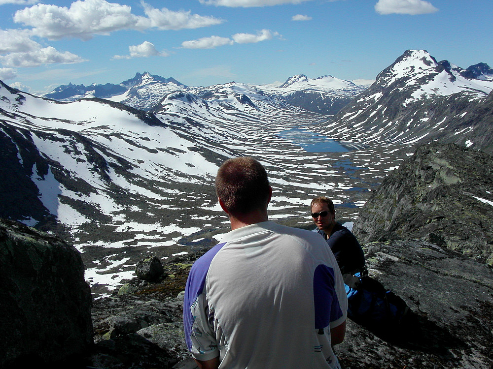 24.07.2005 - Vi nyter utsikten vestover fra vestryggen på Store Rauddalseggje (2168). Dalen til høyre er Rauddalen med Rauddalsvatnet, hvor isen ennå ikke har forsvunnet helt. Ovenfor til høyre er Store Rauddalstinden (2157).