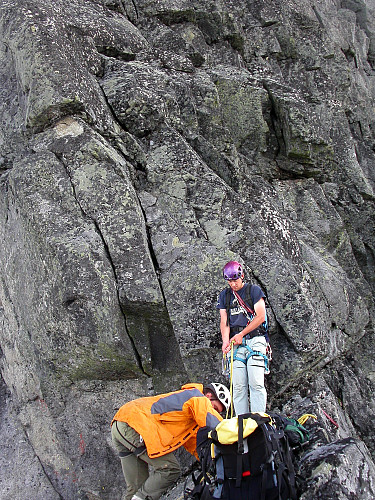 24.07.2005 - Vesteggen på Store Rauddalseggje (2168). Vi finner fram og klargjør klatreutstyret, for herfra ble det klatring. Det vanskelige opptaket er bak Ragnar (med lilla hjelm).