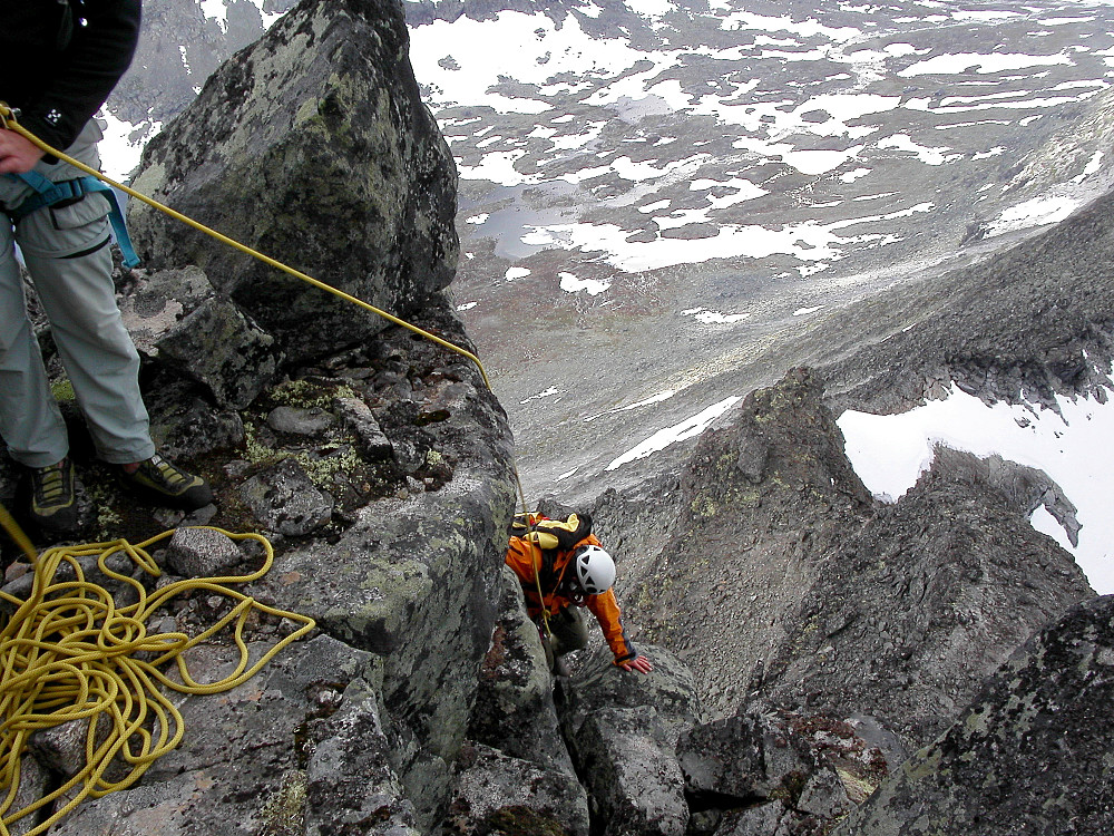 24.07.2005 - Klatring oppover vesteggen på Store Rauddalseggje (2168). Morten har akkurat klatret forbi et vanskelig punkt hvor sekken var litt i veien og lagde trøbbel. Olavsbu kan sees oppe til høyre i bildet.