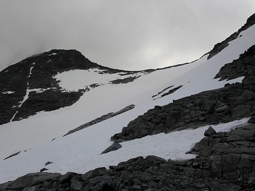 24.07.2005 - Vi står i fjellsiden NØ for Store Rauddalseggje (2168), på ca 1700 meters høyde, og ser tilbake mot breen vi nettopp hadde krysset fra bandet midt i bildet. Oppe til venstre er Midtre Rauddalseggje (2016).