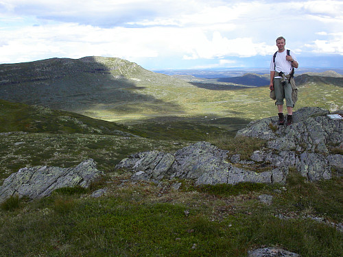 05.08.2005 - Utsikt østover. Til venstre er Prestkampen (1244).