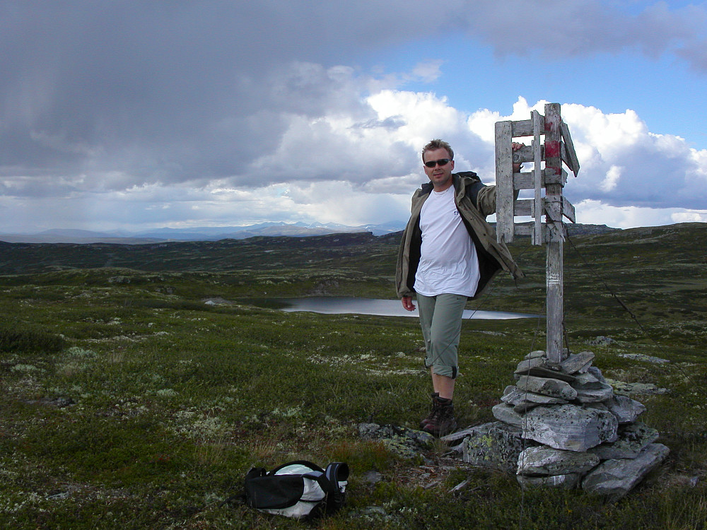 05.08.2005 - På Vestre Slagsfjellet (1167). Utsikt nordover mot Rondane, som skimtes i det fjerne midt i bildet.