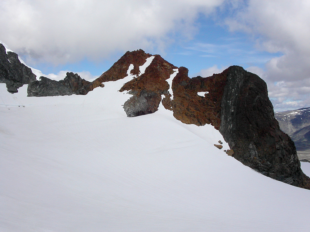 14.08.2005 - Veobreahesten (2185) sett fra sør. Vi fulgte delvis snøfonna som strekker seg lengst opp. Til høyre er østtoppen, med det store beltet av mørkt fjell som strekker seg fra breen og opp til toppen.