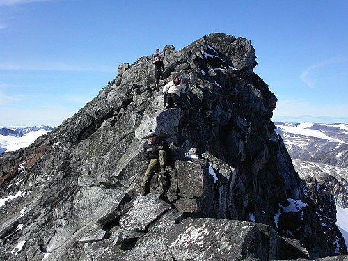 03.09.2005 - Vi klyver ned fra Vesttoppen (2365), hvor toppvarden så vidt kan ses rett over Hans Petter, som er bakerste mann. Her er vi på vei mot Midttoppen (2364).
