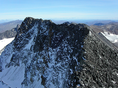 03.09.2005 - Østligste (2367) og høyeste punkt på Store Memurutinden (lengst ute til venstre på ryggen), sett fra Midttoppen (2364).