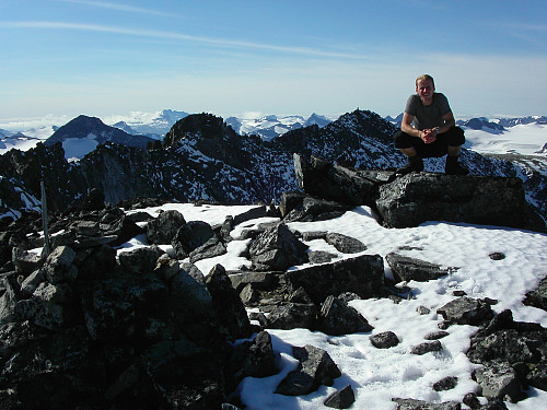 03.09.2005 - Hans Petter på Store Memurutinden Østtoppen (2367). I bakgrunnen like til venstre for han er Vesttoppen (2365), mens Midttoppen (2364) ses mer til venstre i bildet.