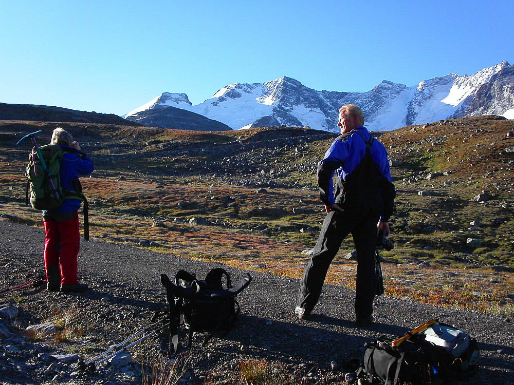 10.09.2005 - Styggedalsbreen og Styggedalsmassivet sett fra vegenden ved det oppdemte vannet nord for Styggedalsbreen. Øverst til venstre troner vårt mål for dagen, Gjertvasstinden (2351). Styggedalstindane (2387 & 2377) er midt i bildet.