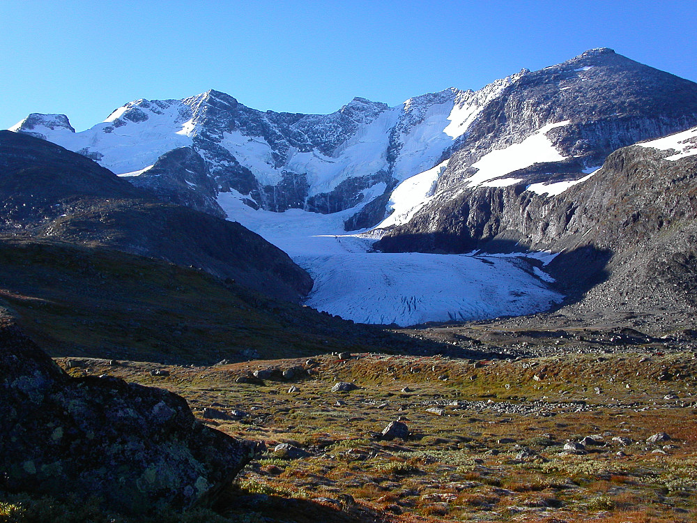 10.09.2005 - Himalaya-assosiasjonene strømmet på ved dette synet: Styggedalsryggen og Skagastølsryggen med et dryss av nysnø. Norges høyeste alpine fjellrygg.