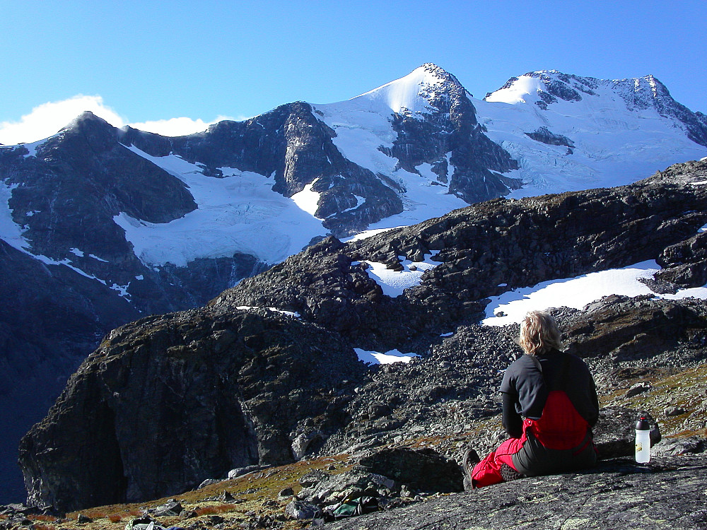 10.09.2005 - Pause ved høyde 1523, helt øst i Styggedalen. Utsikt mot Styggedalsryggen. Gjertvasstinden (2351) litt til høyre for midten av bildet. Videre over Gjertvasskaret mot høyre ligger Styggedalstindane (2387 & 2377).