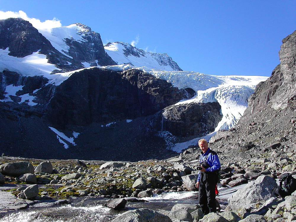 10.09.2005 - Nede ved elva i Gjertvassdalen. Høyt over oss i bakgrunnen ruver Gjertvasstinden (2351) til venstre, med Styggedalstindane (2387 & 2377) lenger bak og mer midt i bildet.