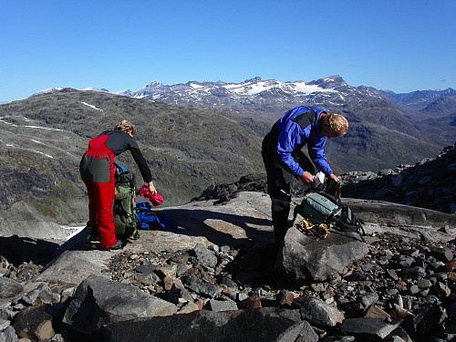 10.09.2005 - Marit og Erik finner fram stegjern. Herfra ventet en lengre snøbakke. Langt bak ses bl.a. Smørstabbtinder.