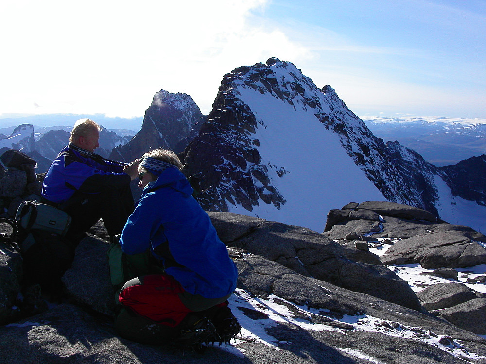 10.09.2005 - På Gjertvasstinden (2351), med fantastisk utsikt mot noe av det aller ypperste fjell-Norge har å by på. I bakgrunnen og temmelig midt i bildet er Store Styggedalstinden Østtoppen (2387). Lenger bak og mer til venstre er selveste Storen (2405).