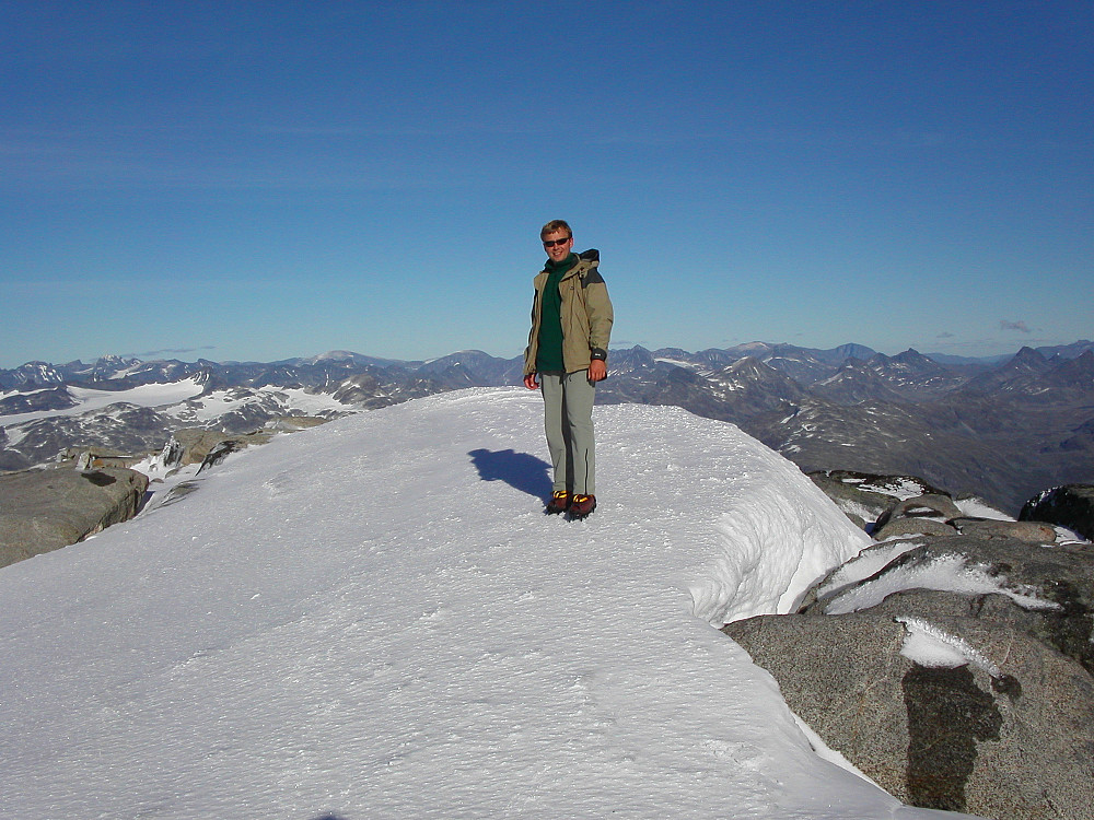 10.09.2005 - En praktfull høstdag på toppen av Gjertvasstinden (2351). I bakgrunnen ses store deler av Jotunheimen.