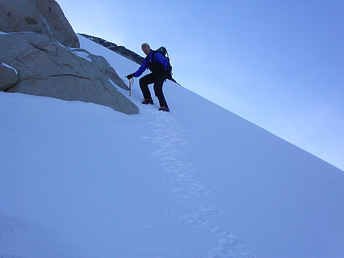 10.09.2005 - Erik lister seg nedover det øverste partiet på fonna oppunder toppen på Gjertvasstinden (2351). En lang retur er i gang...
