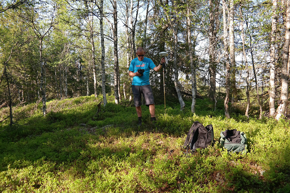 31.05.2016 - Kim måler her høyden 580.58 moh på Gransjøhøgda. Høyere punkt på fast grunn fant vi ikke. I dette området oppgir Kartverket en høyde på 580.7 moh.