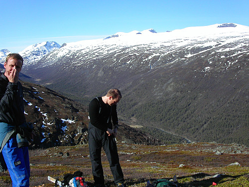 27.05.2006 - Endelig over tregrensa og utsikten åpenbarer seg. Visdalen nedenfor, og bl.a. Galdhøpiggen har dukket opp i bakgrunnen