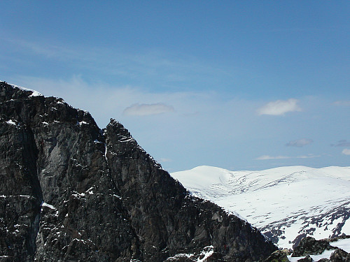 27.05.2006 - Zoom mot den lille taggen Vesletrollet (2100), som befinner seg i nordsiden på Store Trollsteinhøe (2201). Bildet er tatt fra Austre Trollsteinhøe (2090).