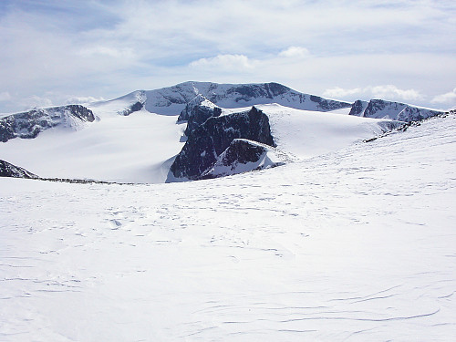 27.05.2006 - På bandet mellom Gråhøe (2154) og Søre Trollsteinhøe (2161). Utsikt sørover, mot blant annet Glittertinden (2460), som ruver bakerst.