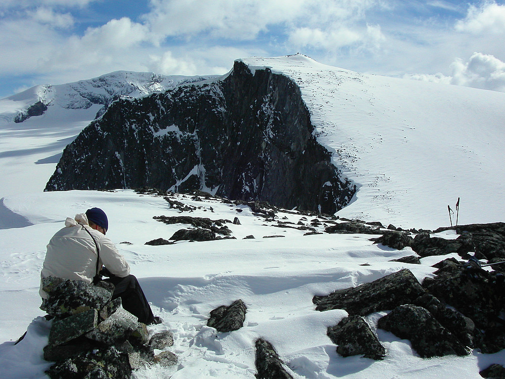 27.05.2006 - Endelig oppe på Svartholshøe (2067) kunne vi ta en befriende hvil. Nå gjensto kun 1250 høydemeter med nedoverbakke. Trollstein-Rundhøe (2170) er nærmest i bakgrunnen, mens Glittertinden er bakerst til venstre.