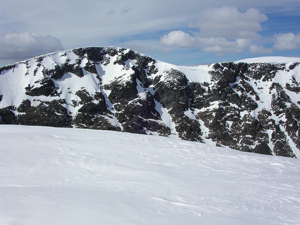 27.05.2006 - På Svartholshøe (2067), med utsikt mot Gråhøe (2154), som har en temmelig bratt sørside.