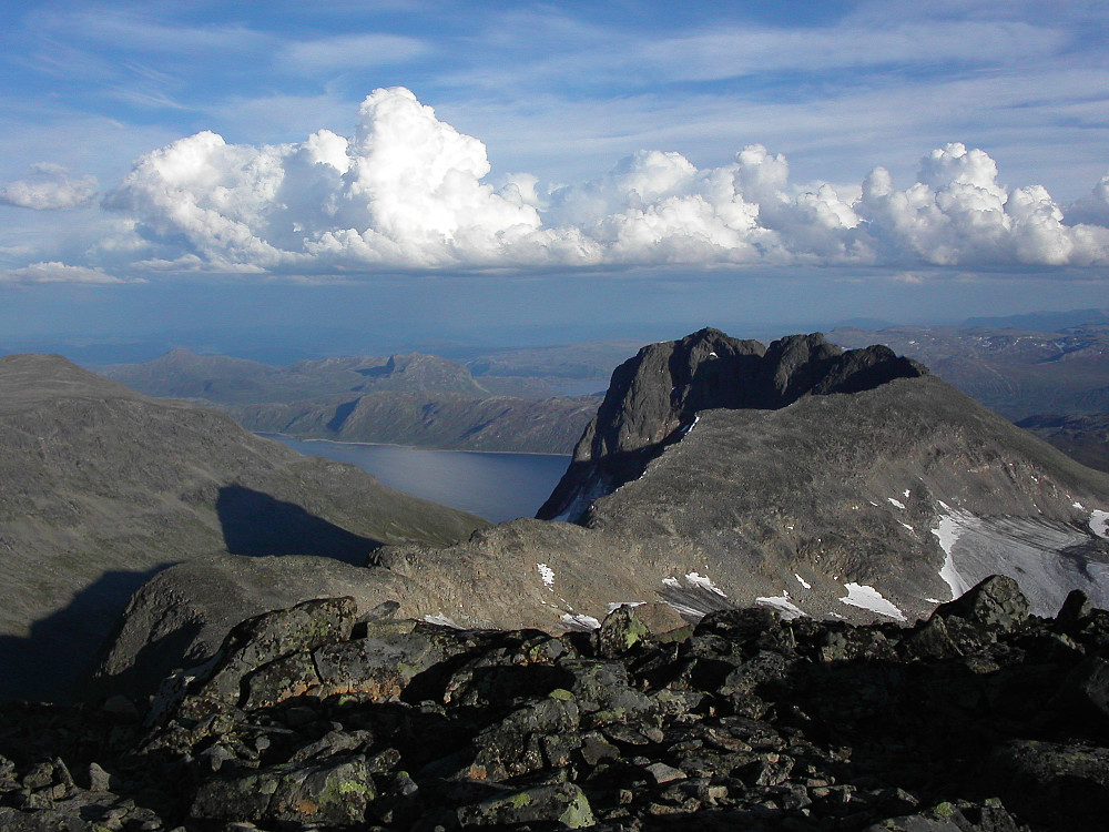 26.07.2006 - Utsikt mot sørøst fra toppen av Kvitskardtinden (2193). Nedenfor og nærmest er Torfinnsegge, som går utover mot høyre til Torfinnstindane.