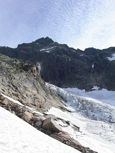 05.08.2006 - Vi skal straks ut på Slingsbybreen (til høyre), og skuer opp mot Sentraltinden (2348), som rager høyt over oss.