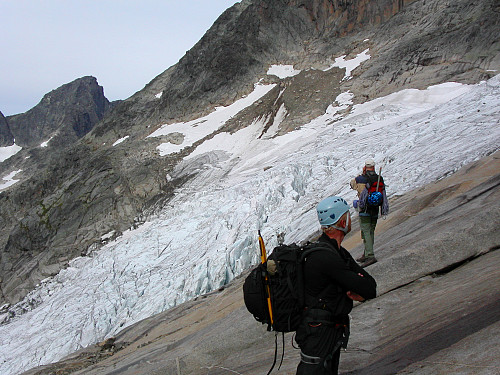 05.08.2006 - Slingsbybreen er passert, og vi står nå på svaene, klare for å gyve løs på oppgangen til Maradalsryggen.