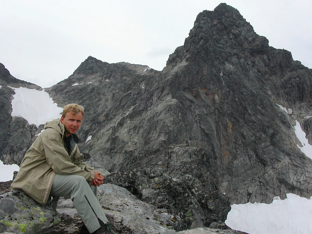 05.08.2006 - På Nørdre Maradalstinden (2160). Oppe til høyre rager Sentraltinden (2348) fremdeles mye høyere enn oss. Lenger bak og til venstre er Vetle Skagastølstinden (2340).