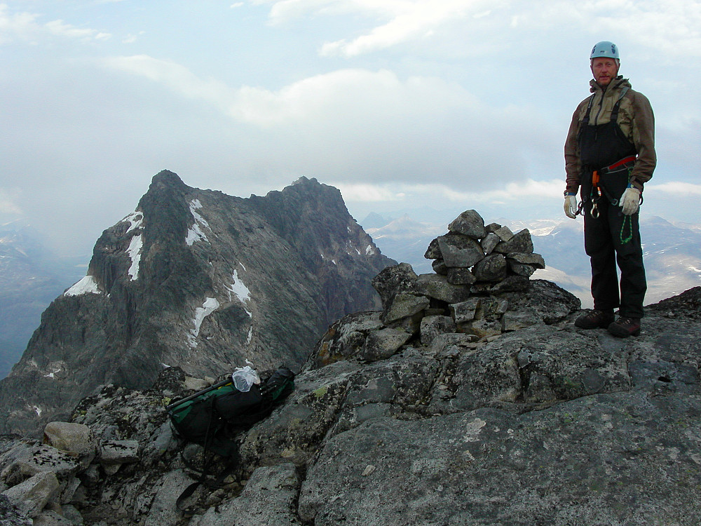 05.08.2006 - Erik ved toppvarden på Sentraltinden (2348). Bak ses Styggedalstindane, med Vesttoppen (2383) til venstre, og Østtoppen (2387) mer midt i bildet.