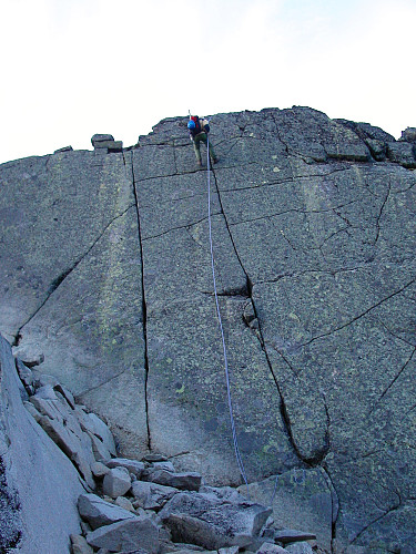 06.08.2006 - Klokken er 05:18 og Robert er igang med sin rappell ned Halls hammer på Skagastølsryggen.