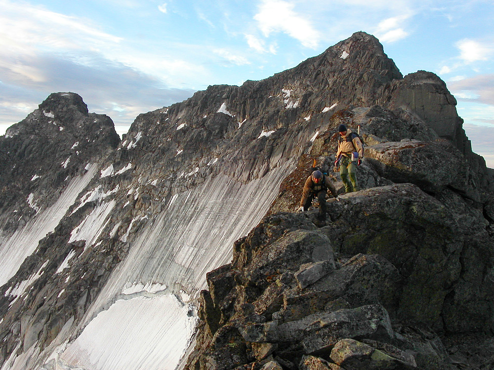 06.08.2006 - Erik og Robert klyver nordover på Skagastølsryggen. I bakgrunnen over dem er Vetle Skagastølstinden (2340), med Halls hammer som en glatt vegg litt nedenfor toppen og helt til høyre i bildet. Bakerst og lengst til venstre er Sentraltinden (2348).