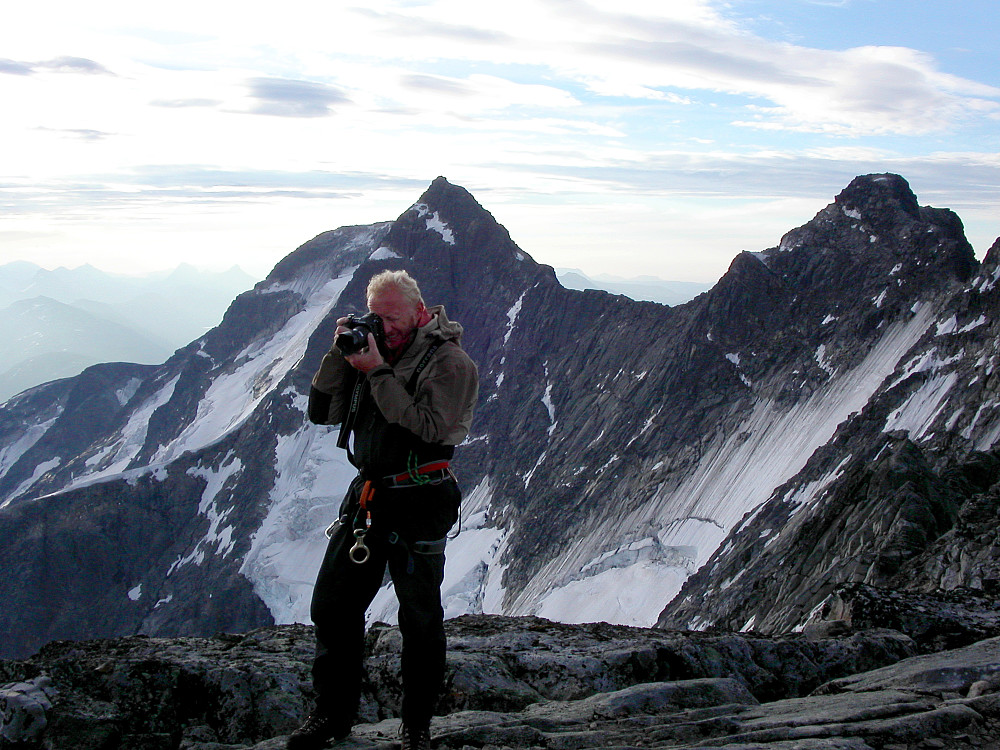 06.08.2006 - Fotoapparatet til Erik får kjørt seg også her på toppen av Midtre Skagastølstinden (2284). Bak Erik stikker Vesttoppen (2383) på Styggedalstindane høyest, mens Sentraltinden (2348) ses helt til høyre i bildet.