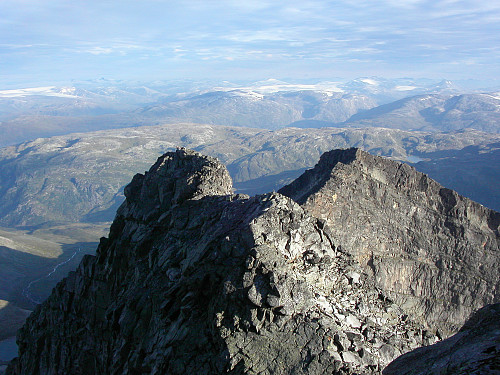 06.08.2006 - Vi skal snart rappellere ned i V-skaret, og ser her nordover på andre siden, med Skagastølsnebbet (2222) nærmest til venstre. Lenger bak og til høyre i bildet er Nørdre Skagastølstinden (2167).