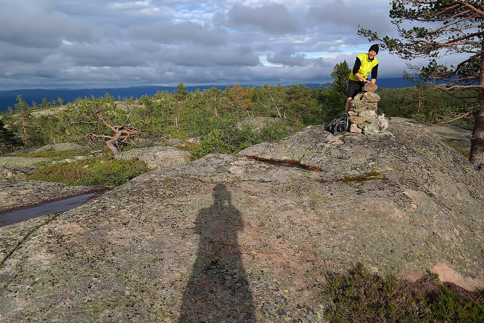 27.06.2016 - Hans Petter pynter litt på toppvarden på Kolknutfjellet (686). Endelig fikk vi litt sol igjen.