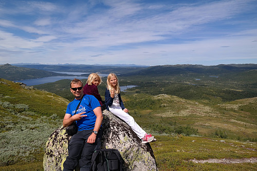 07.07.2016 - Vi fant også en perfekt pausestein da vi begynte å nærme oss toppen på Skarpnor (1215). Her er vi på ca 1100 moh. Tunhovdfjorden ses bak til venstre.