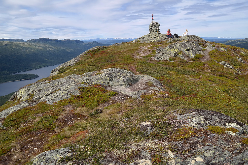 07.07.2016 - Vi nyter utsikten fra den glimrende toppen Skarpnor (1215). Tunhovdfjorden ses til venstre.