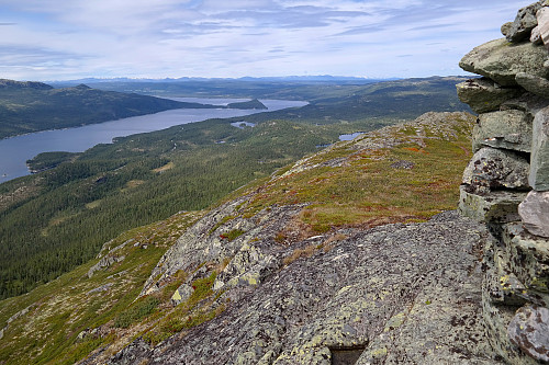 07.07.2016 - Utsikt nordover fra toppen av Skarpnor (1215). Tunhovdfjorden er til venstre, beliggende nesten 500 meter lavere enn oss. Fylkesvei 120 ses i skogen litt hitenfor Tunhovdfjorden.