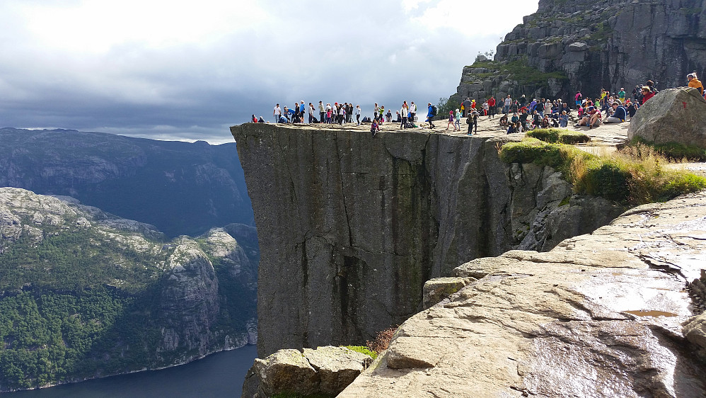 06.08.2016 - Kjent profil av Preikestolen. Jeg (blå jakke) og jentene (lilla og turkis fleecejakke) går utover på platået litt til høyre for midten av bildet.