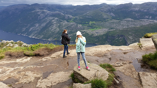 06.08.2016 - Vi har akkurat forlatt Preikestolplatået og er på vei tilbake til bilen. Lysefjorden ses langt nedenfor.