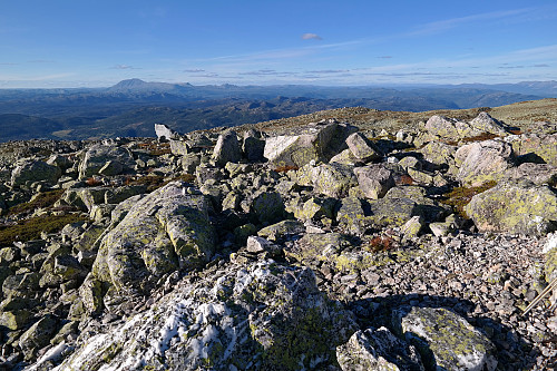 Utsikt nordover fra Mælefjell (1413). I bakgrunnen til venstre rager Gaustatoppen (1883) godt over landskapet rundt.